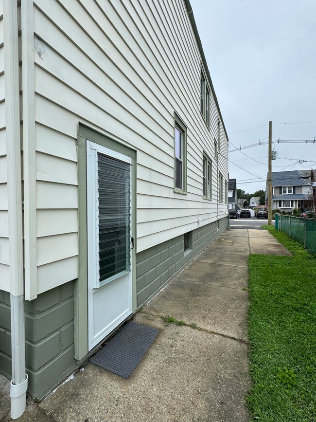 Building Photo - 222 Emerald Ave