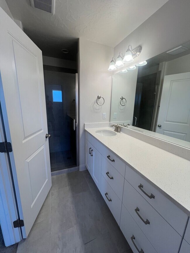 Building Photo - Stunning 5 bedroom, 2.5 bathroom home in d...