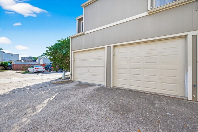 Building Photo - 1920 Augusta Dr