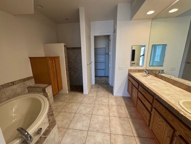 Building Photo - 3 Bedroom Exec Home Bullhead Parkway close...