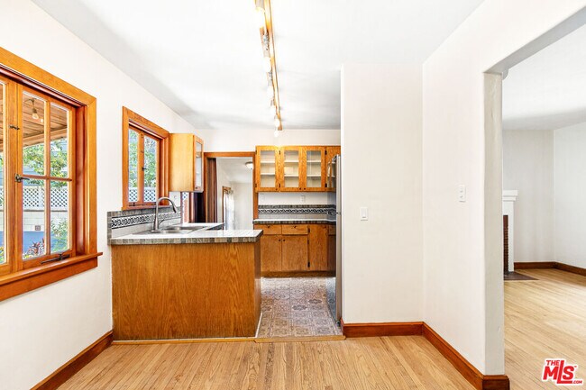 Building Photo - 4171 Kraft Ave