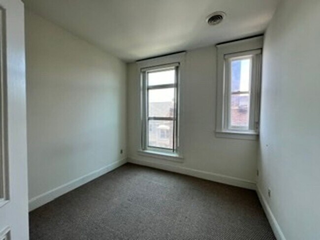 Building Photo - 1 Bedroom + Office Space in Emmaus