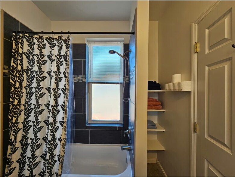 Building Photo - 2517 Saint Paul St