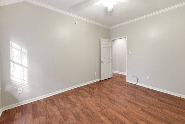 Building Photo - 1813 Oakwood Dr E