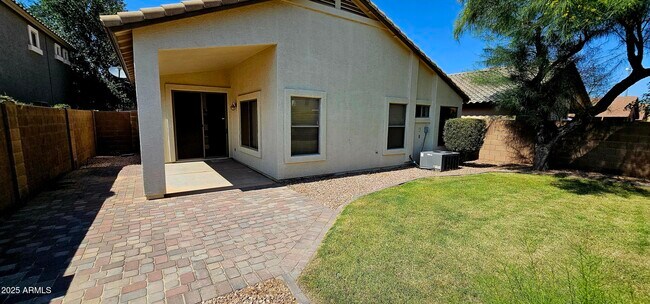 Building Photo - 841 E Lovegrass Dr