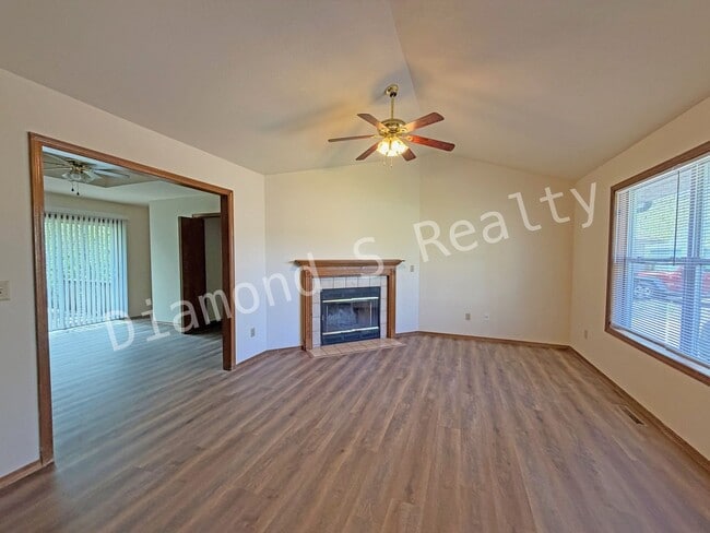 Building Photo - Cute and Clean 3-Bedroom Home Available in Southwest Spfd