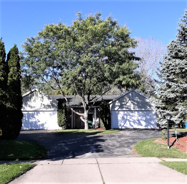 Building Photo - 749 Hilltop Ln