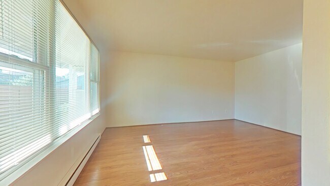 Building Photo - 2 Bedroom Duplex ~ Close to 9th Street ~ S...
