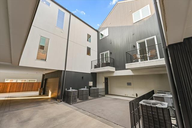 Building Photo - 2001 N Prairie Ave