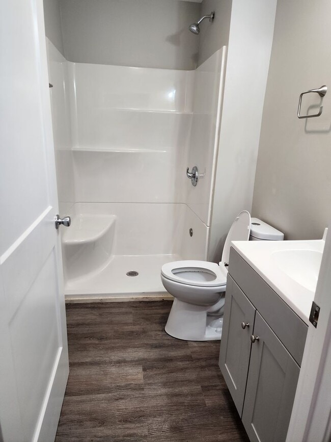 Building Photo - Beautiful 4 bedroom 2 bathroom home with g...