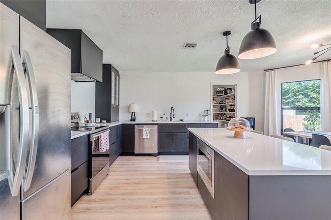 Building Photo - 1007 Silverstone Ln