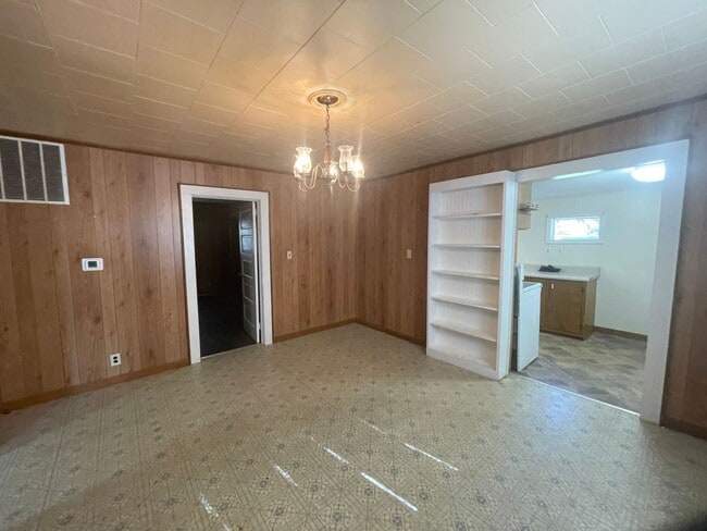 Building Photo - 2 bedroom 1 bath house available