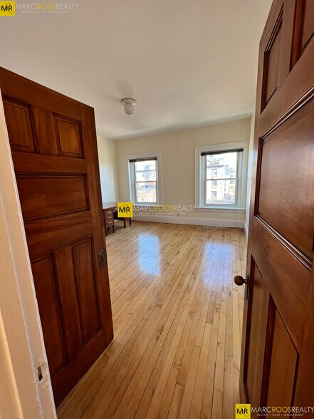 Building Photo - 465 Park Dr