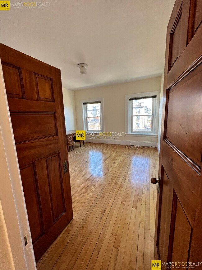 Building Photo - 465 Park Dr