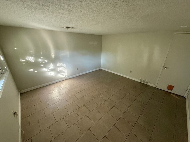 Building Photo - Beautiful 3BR 1BA Home w/ 2-Car Garage in Kansas City