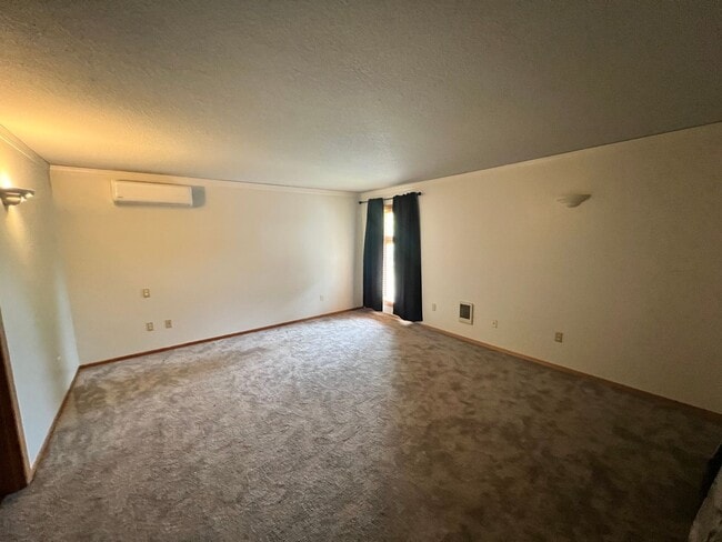 Building Photo - Amazing 1 Bedroom/ 1 Bath Duplex Unit- ava...