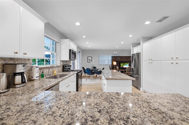Building Photo - 7711 Coquina Dr