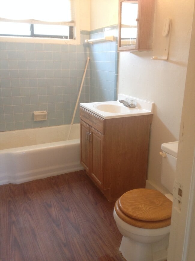 Building Photo - Large 3 bedroom w/ 2 living areas