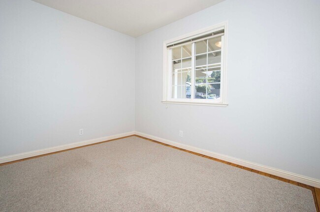 Building Photo - 263 Knight Dr