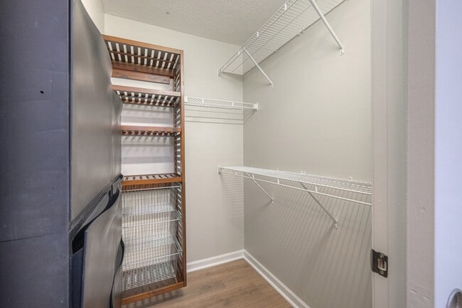 Building Photo - 911 Dahlia Dr