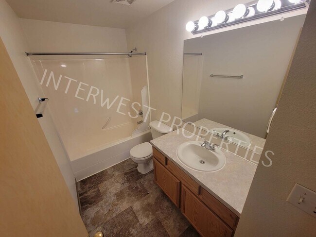 Building Photo - 1ST MONTH FREE- 4 Bedroom Home Near Brentw...