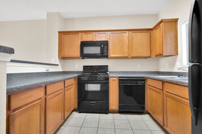 Building Photo - Adorable 3 bedroom 2.5 bath condo in Easts...