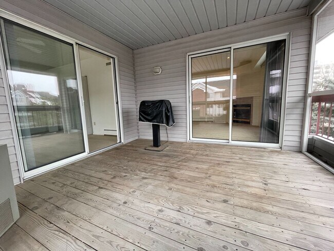 Building Photo - Edina Condo, Vaulted Ceilings, All New Carpet and Paint, In Unit Laundry, Garage Parking, One Mon...