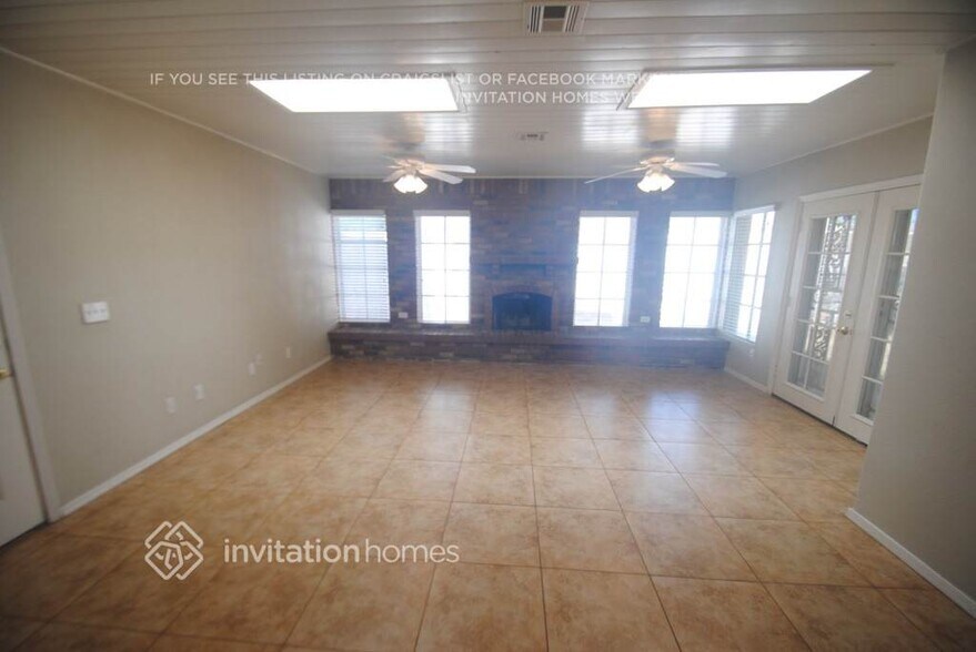 Building Photo - 656 S Robin Ln