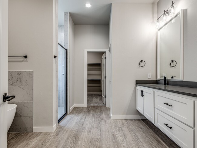 Building Photo - Newer Beautiful home in East Edmond + 4 Be...