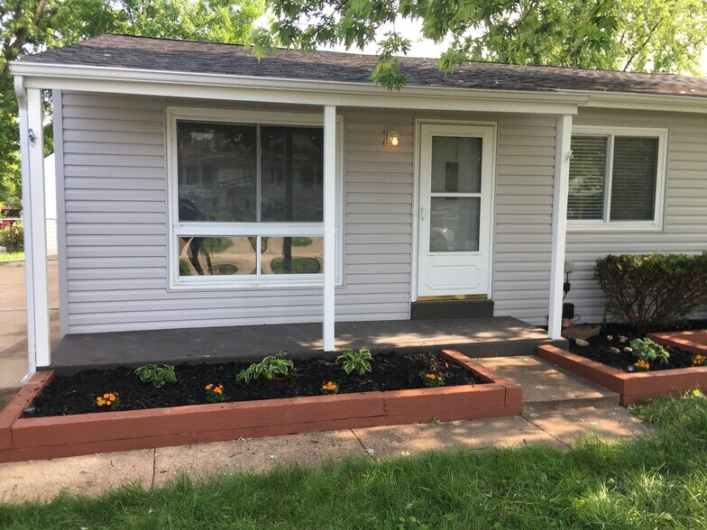 Front of home and front landscaping - 11934 Holly Brook Dr