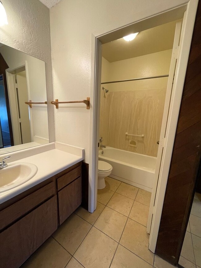 Building Photo - Gorgeous 2 Bedroom Condominium