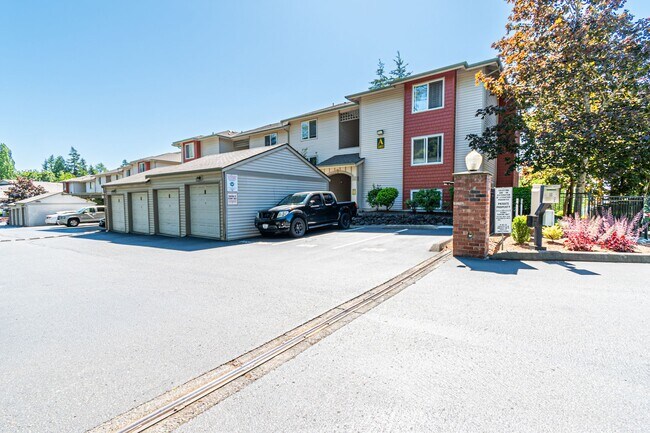 Building Photo - Spacious 2 Bedroom / 2 Bath with Gas Firep...