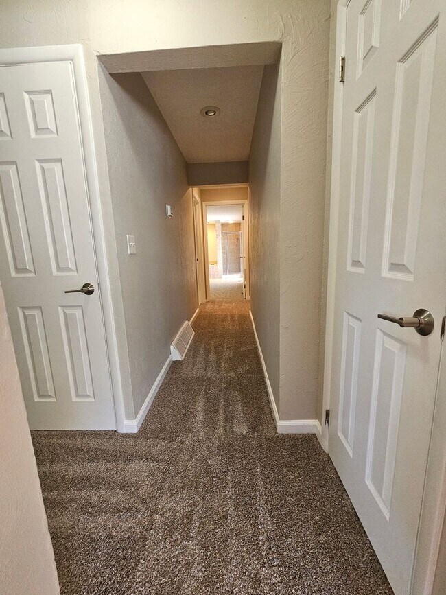 Building Photo - Virginia Village Home New Paint, Carpet, Blinds Backs up to Cherry Creek Trail