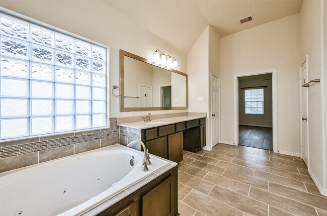 Building Photo - 1504 Peyton Oaks Pl