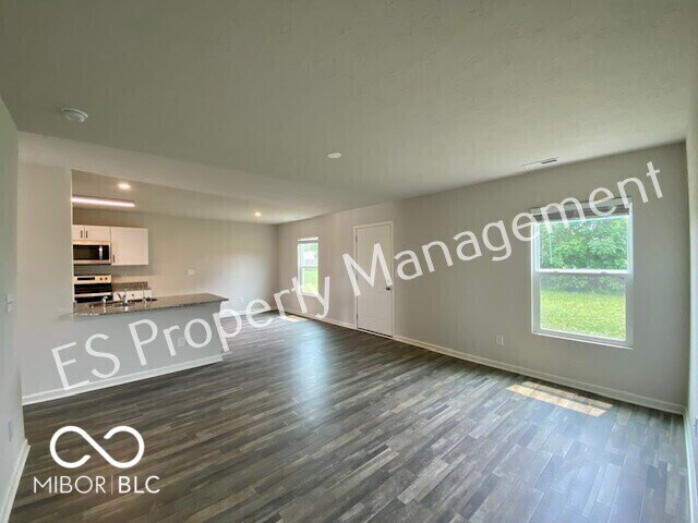Building Photo - 2913 W Kings Cyn Dr