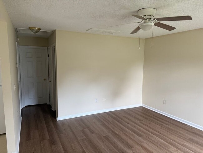 Building Photo - Super Cute home located in City Limits