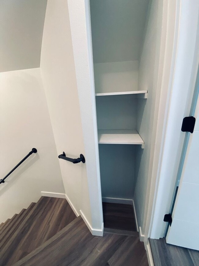 Building Photo - Newly Renovated Everett Apartment