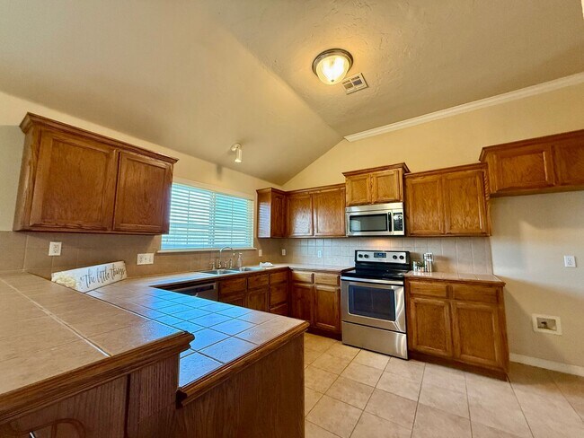 Building Photo - Spacious Home in Apple Valley- Moore