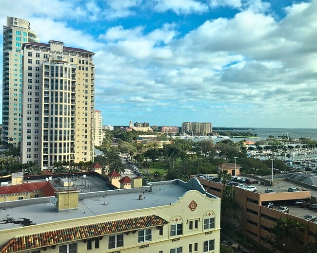 Building Photo - Luxury Living with Breathtaking City Views – Stunning Furnished 3BR/3BA in Bayfront Tower