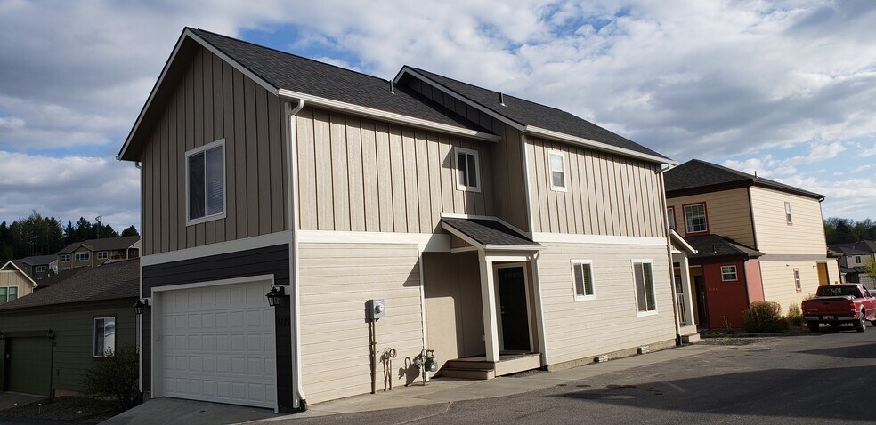 Easy access to front door as well as a 2 car garage. - 1121 Sundial Ln