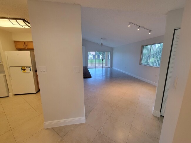 Building Photo - 4208 Glenmoor Dr