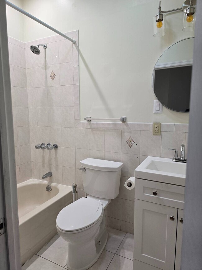 Building Photo - 121 Weirfield St