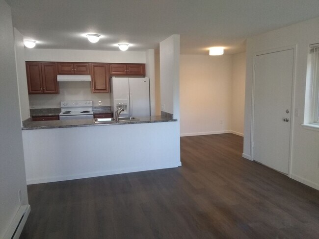Primary Photo - 2 bed 2 bath w/carport, Great location off...