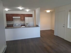 Building Photo - 2 bed 2 bath w/carport, Great location off...