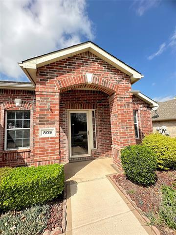 Building Photo - 809 Essex Dr
