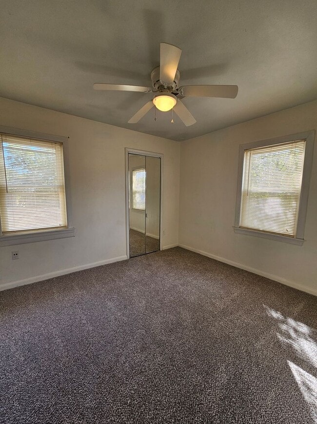 Building Photo - (2) Bed/(1) Bath Avail NOW!