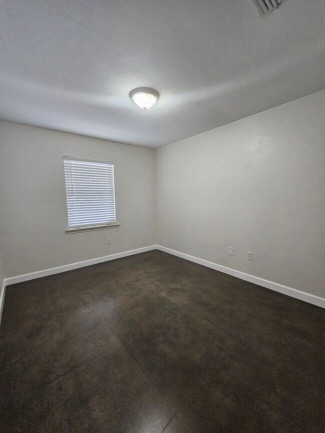 Building Photo - 3/2 Home in Palm Grove