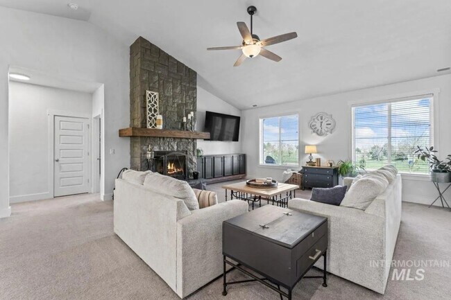 Building Photo - Beautiful 4/3 on TimberStone Golf Course