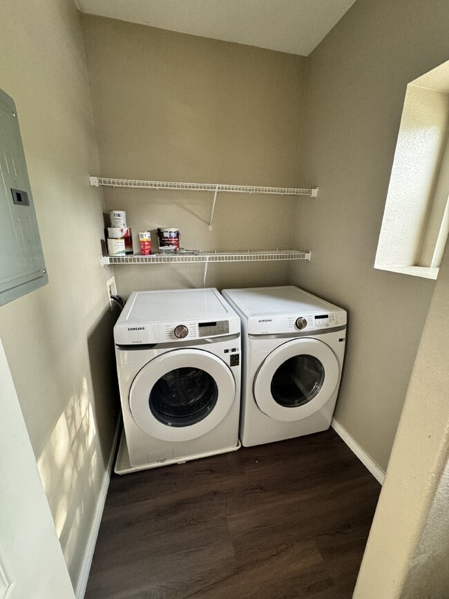 Building Photo - Beautiful End Unit Townhouse In Thornton!