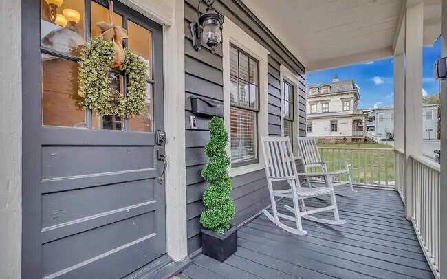 Building Photo - 515 E Huntingdon St